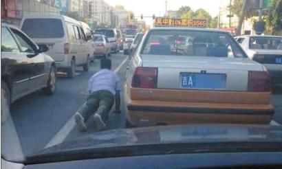 冯先生等红灯时，趴在地上做起了俯卧撑 读者于先生供图