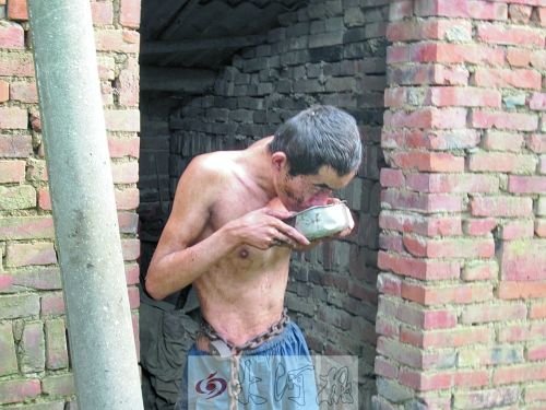 阿奇吃面条不用筷子