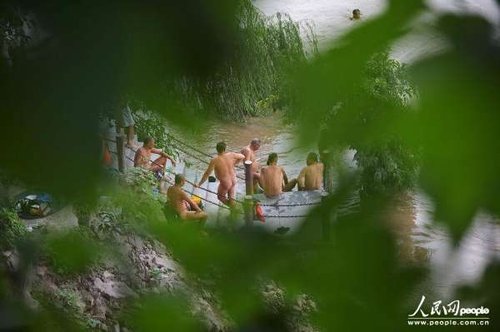 数百男子每天结伴在长江裸泳 称裸泳已成习惯