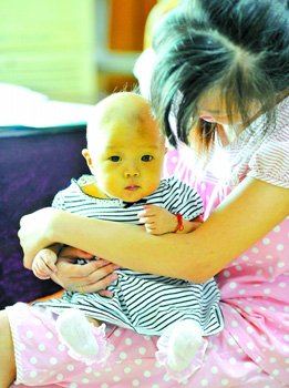 四个月女儿患多种疾病 年轻妈妈欲切肝救女