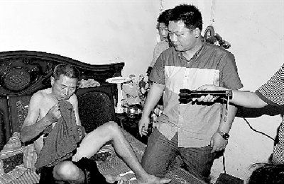 8月3日晚10点，涉嫌参与拐卖婴儿的犯罪嫌疑人老王在家中落网