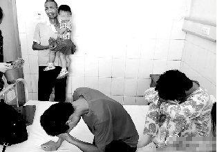 婴儿的家人泣不成声