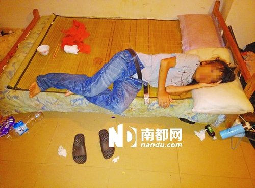 昨日，乌沙李屋兴发南路288号怡康楼，女孩蜷缩在床上，凉席上的排泄物还没有擦干净，散发出恶臭。