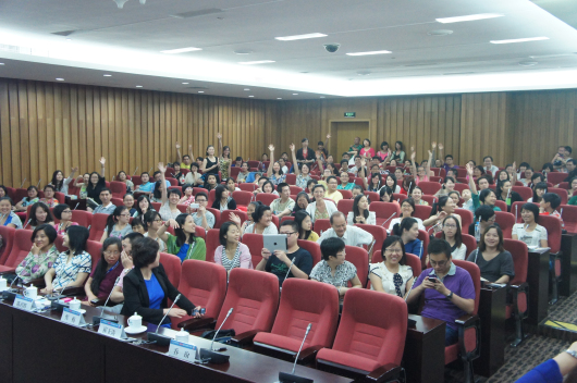 现场观众争先互动