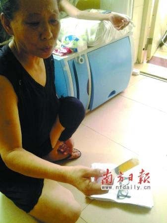 王丽娜的母亲展示医院的药品