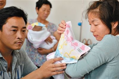 8月10日下午，村民王艳艳5月29日生下的双胞胎，被警方救回，与父母团聚