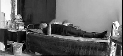 一躺下，姚士贵的双臂就开始快速旋转。