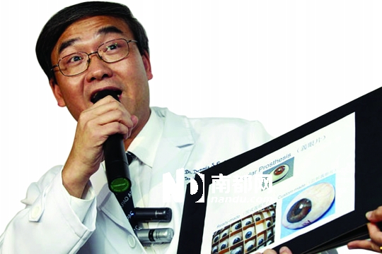 林顺潮医生在讲解手术方案。