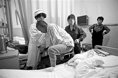 昨日，保定市第二医院，郑艳良在护士的帮助下坐上轮椅