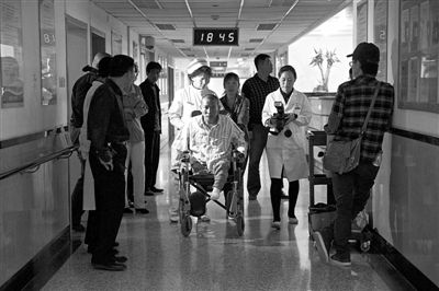 昨日在保定市第二医院，护士推着坐在轮椅上的郑艳良到换药室换药