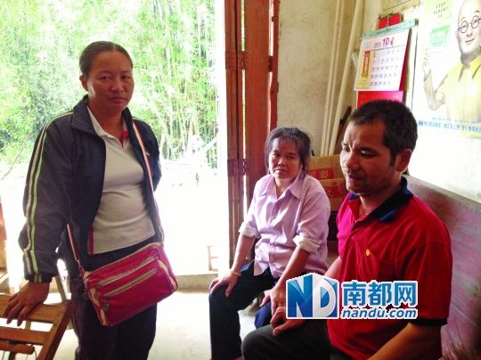 何月连(左)、黄佐强(右)、唐恒连3人的身体都因结扎手术而留下了创伤。