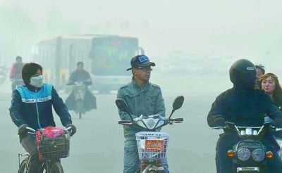 昨日本市出现雾霾天气，许多市民出行戴上了口罩