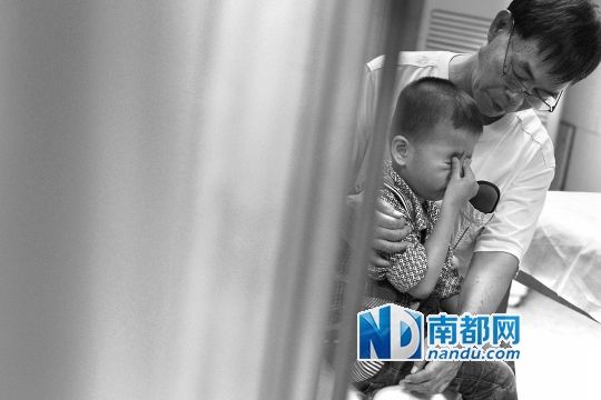 前晚，该名男童在深圳儿童医院做检查。