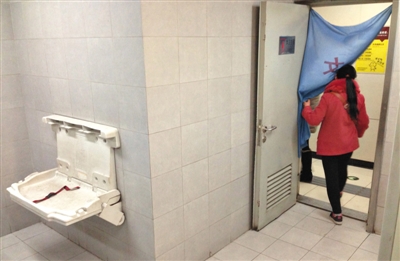 昨日，地铁10号线呼家楼站女卫生间里的婴儿护理台