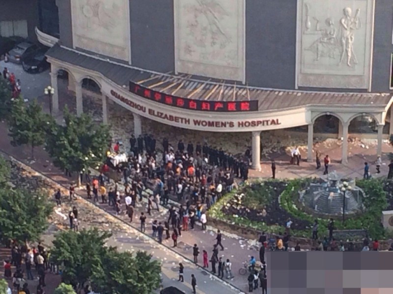 广州近百人持砖头木棒打砸医院 现场一片狼藉