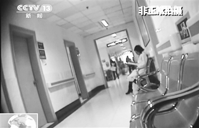 兰越峰每天得到医院上班但没有工作岗位，被称为“走廊医生”。