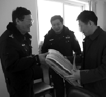 老人路上摔倒自己爬向医院