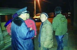 年纪较大的猫贩子被抓后,理直气壮地说:“我就是路过,顺手牵羊逮两只流浪猫。”