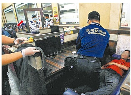 男子上网12小时瞪大眼睛暴毙 邻座淡定看电影