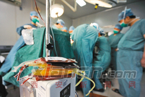 　　昨日，西京医院专家正在为小杨做肿瘤摘除手术