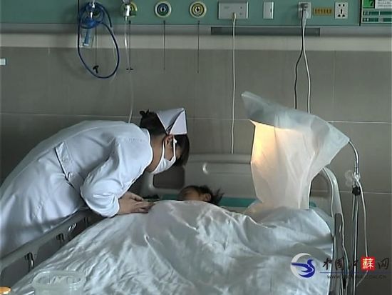 2岁女童模仿大人切菜 4根手指不慎被剁掉(图)