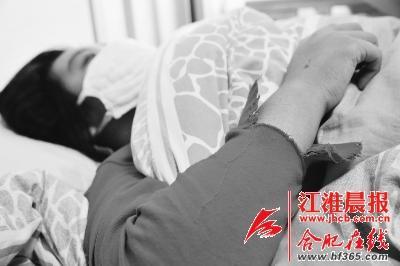 15岁女孩患白血病几乎失明 跪求妈妈放弃自己