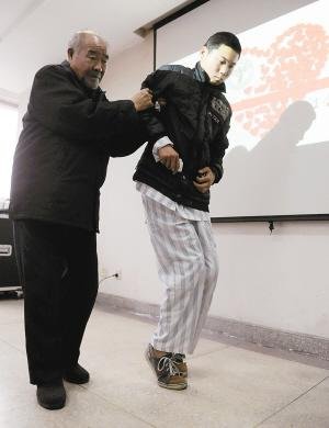 小伙患马蹄足遭父亲遗弃 74岁外公背他辗转求医