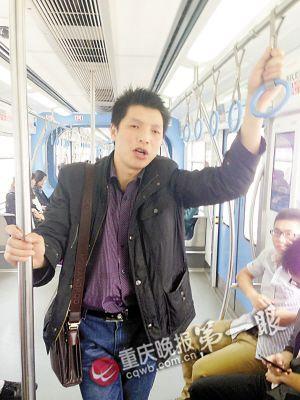 黄伟在车厢演讲