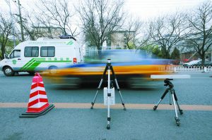 昨天，在二环白纸坊桥南侧辅路，西城区环保局的激光遥感检测车正在对路过车辆的尾气进行检测。对于尾气排放超标的机动车，环保局将通过信函方式告知车主接受处理，暂停超标车定期年检。