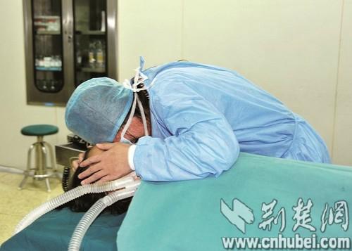 7岁捐肾救母男孩离世 妈妈眼含热泪接受手术