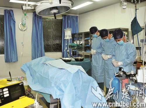 7岁捐肾救母男孩离世 妈妈眼含热泪接受手术