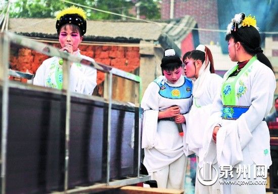 哭灵结束,哭灵女们蹲在公路边就地卸妆 哭灵结束,哭灵女们蹲在公路边就地卸妆