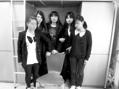 在室友心里，李翠依然还坐在这里，和她们聊天，讲笑话逗她们开心。