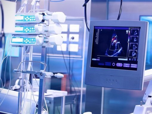 ■受伤的小鑫虽然暂时脱离生命危险,但却面临下肢瘫痪的可能。通讯员供图