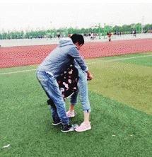 “翻跟斗亲亲”模仿火爆 用生命秀恩爱有危险