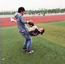 “翻跟斗亲亲”模仿火爆 用生命秀恩爱有危险