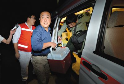 昨晚20时52分，活体心脏从直升机上取下后用救护车运抵安贞医院。昨晚，一颗等待移植给北京安贞医院一名12岁男孩的活体心脏，从广西桂林启运，4个多小时后顺利抵达北京。