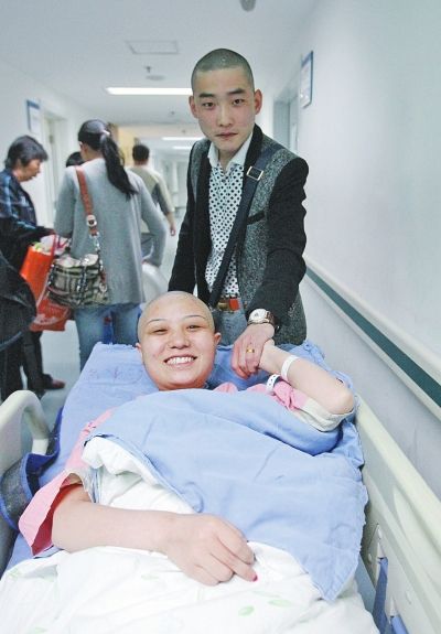 郑州患癌女孩冯莹北京手术 丈夫陪她一起剃光头