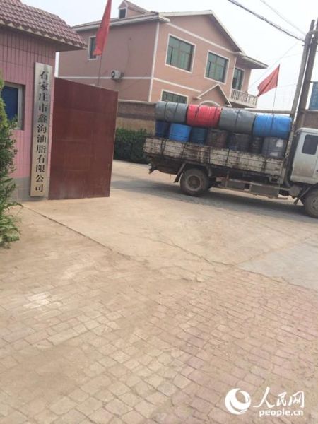 5月18日一辆装有空油桶的货车从鑫海油脂驶出(人民网记者拍摄)
